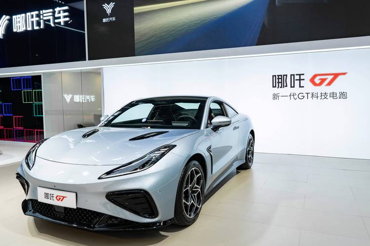 佛山294哪吒汽车在智能汽车领域的表现，领途汽车在新能源汽车市场中的影响力